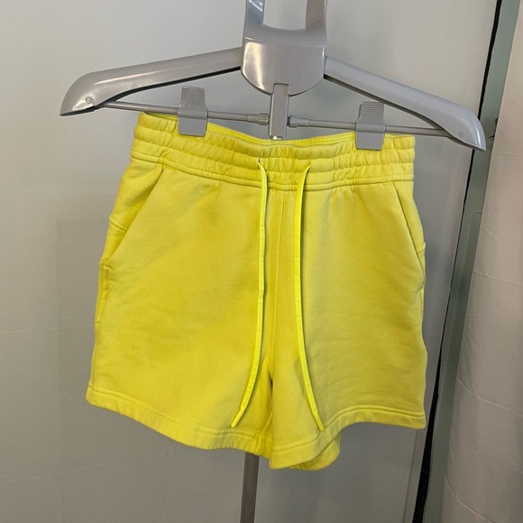 Lululemon‎ Loungeful High-Rise Short 4" Electric Lemon Sz 2 GUC - Picture 1 of 8
